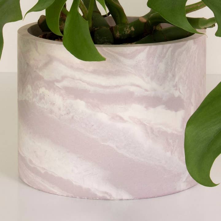Lilla & Hvid Marmoreret Jesmonite Rund Plant Pot/Planter for engroshandel hos Lunar Living