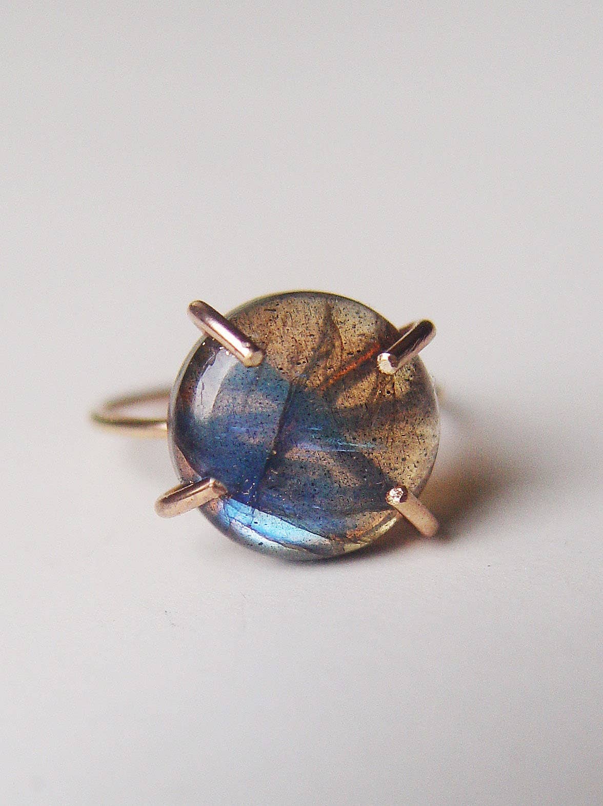 Friedasophie – Engroshandel Statementring – Glat Labradorit guldring3