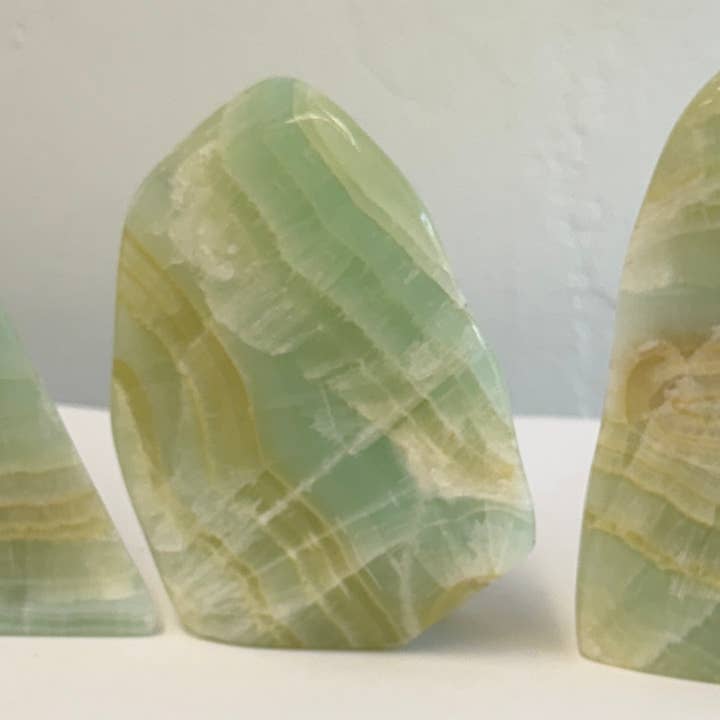 3 KG 3-4 STUKS PISTACHE CALCIET VRIJEVORMEN UIT PAKISTAN voor wholesale door Metaphysical & Healing Crystals