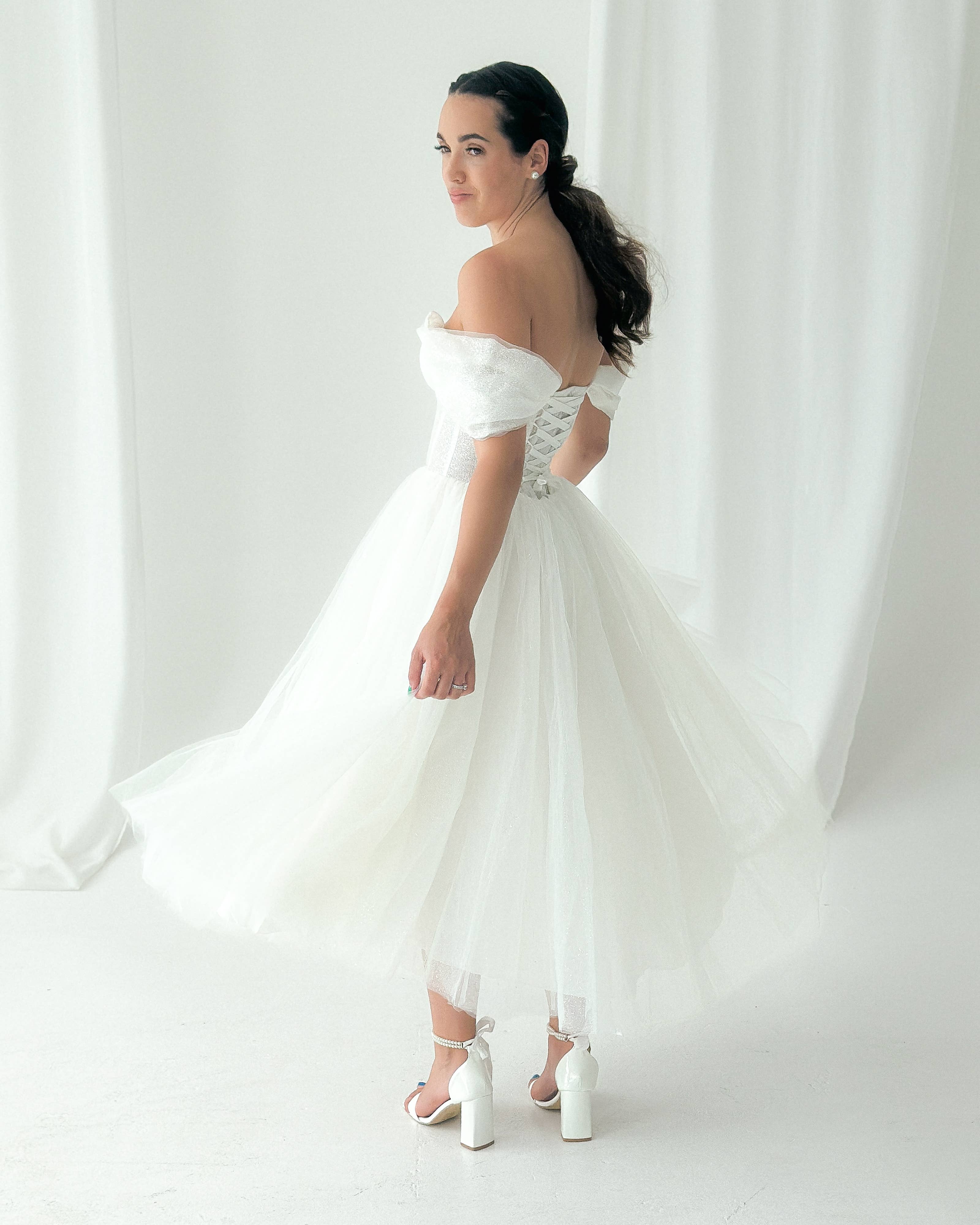 MB Blissful Gown – Vestido comprido - Mulher por atacado – Vestido de Noiva Midi com Corpete e Ombros Descobertos1