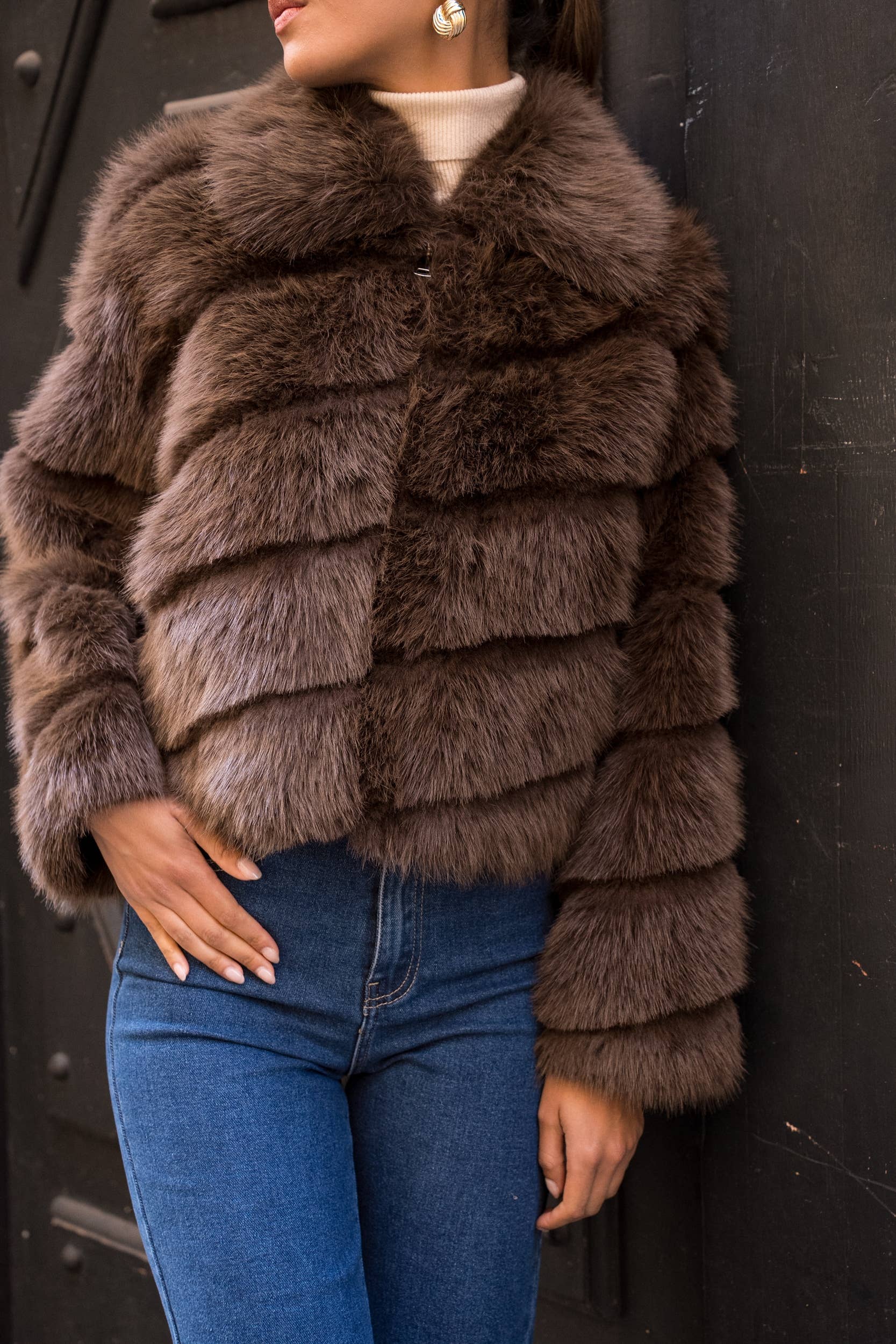 Attentif Paris - Wholesale Fur/Faux Fur Coat - Women's - Short faux fur coat with long hair and oblique stripes23