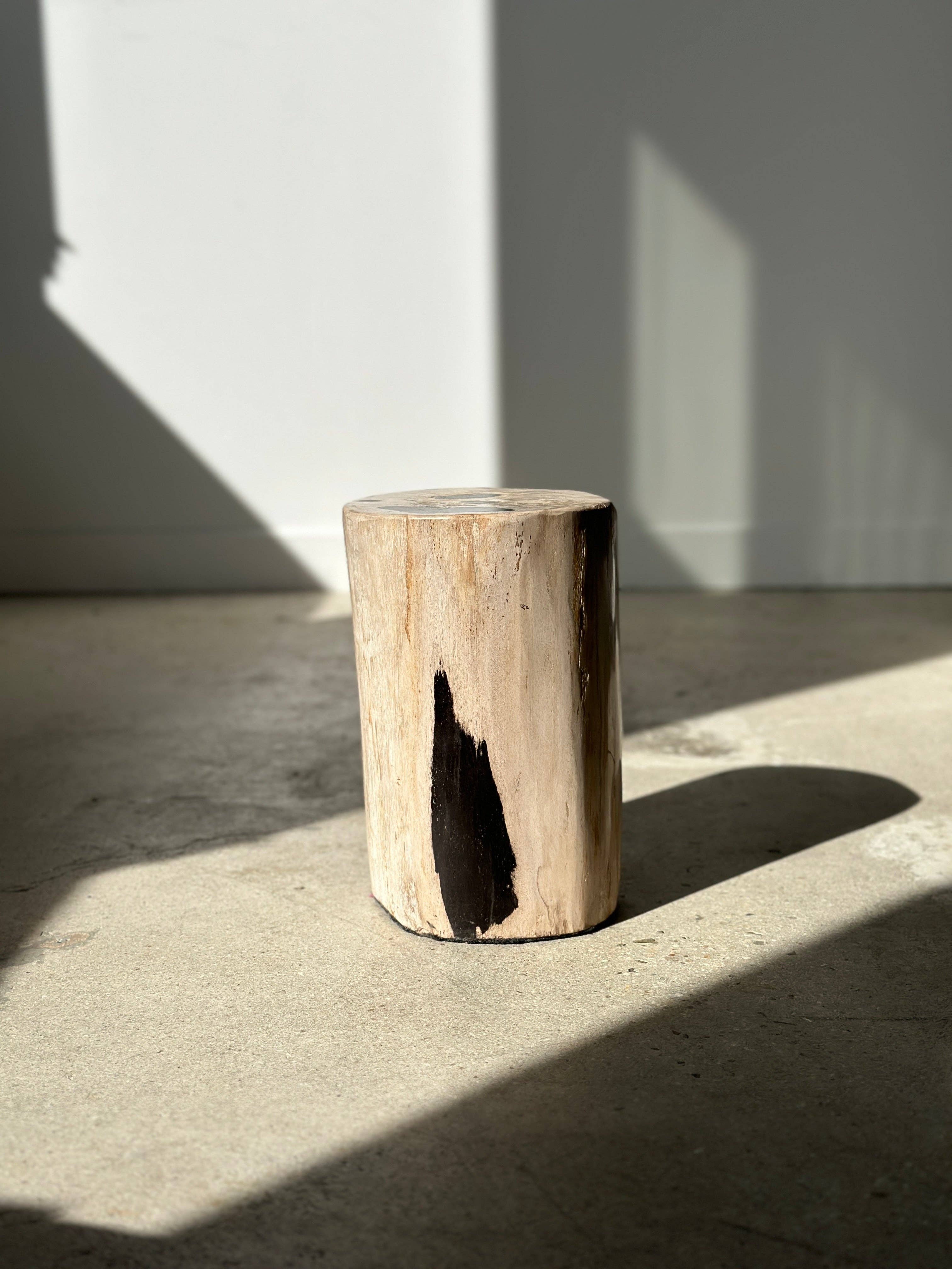 Office Objets - Wholesale Side Table - White petrified wood side table with black spots H:27.5 D:1815