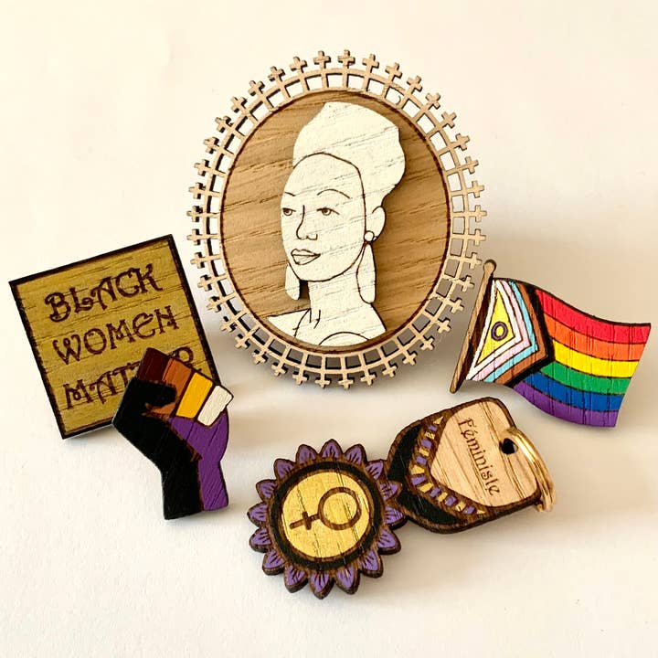 Le bois féministe - Wholesale Brooch - “Intersectional Fist” pin2