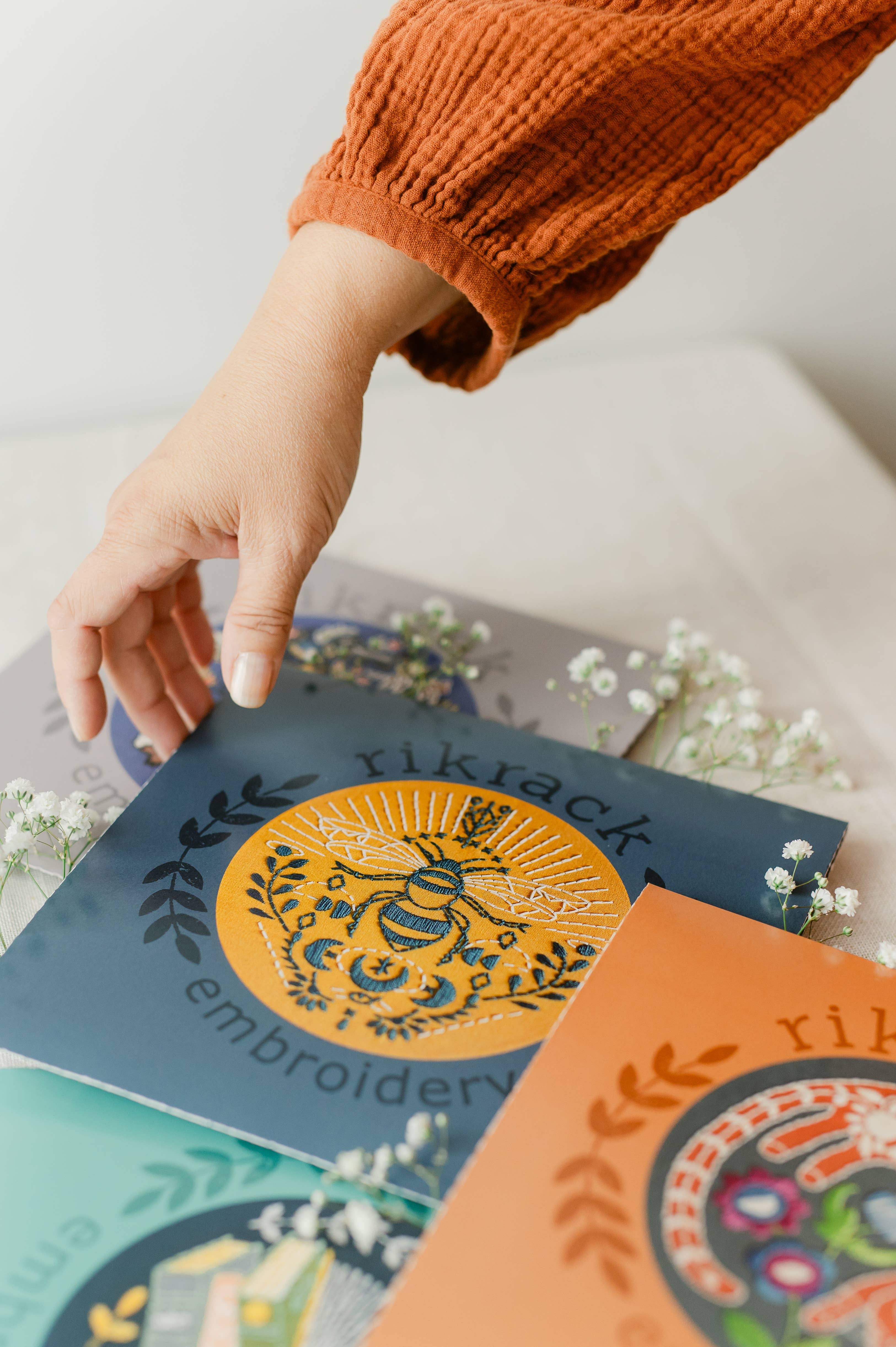 Rikrack - Wholesale Embroidery/Cross Stitch Supplies - Bee Embroidery Kit8