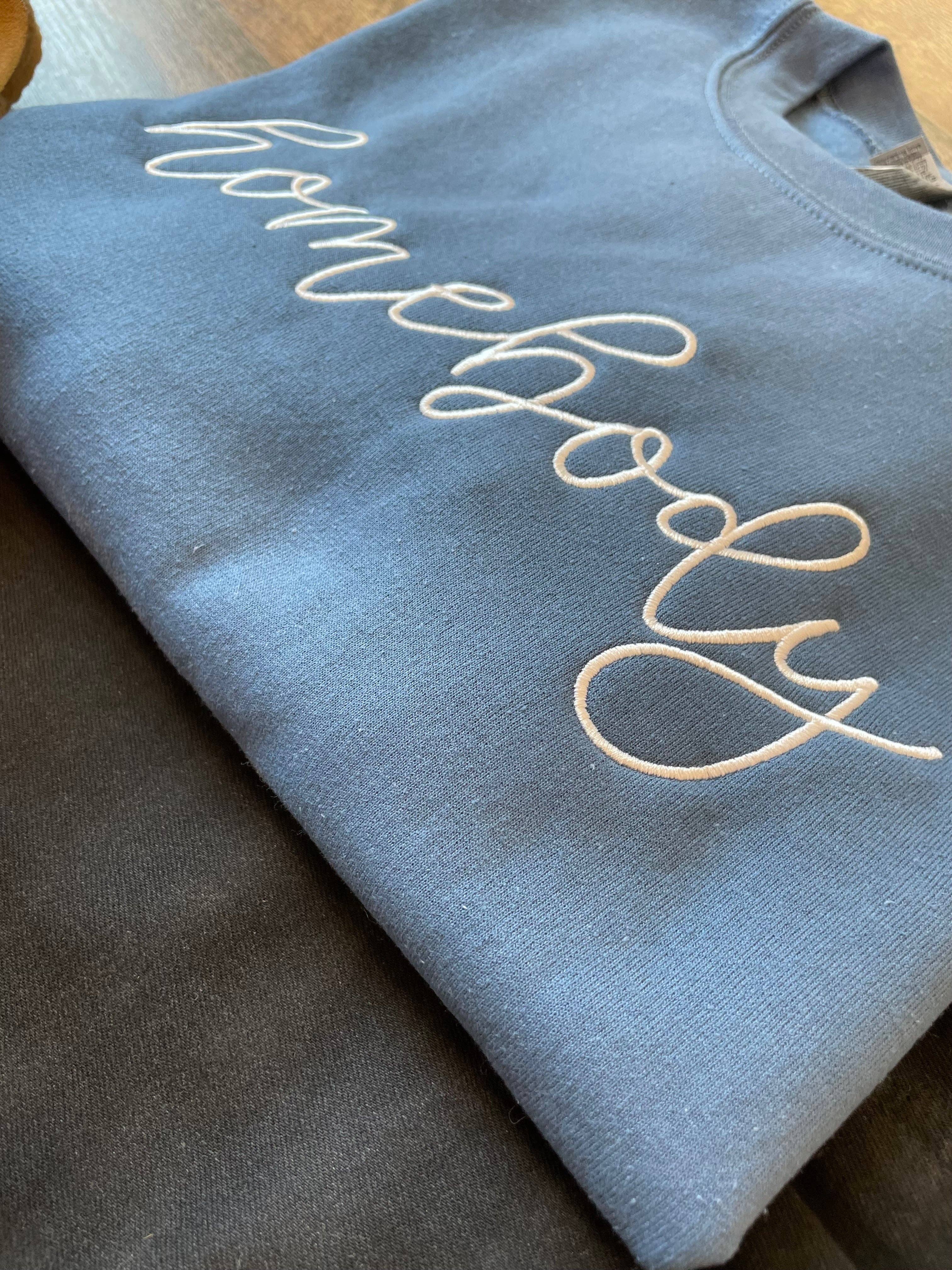 Wills Creek Designs – Engroshandel Grafisk Sweatshirt - Unisex – Homebody Engros broderet sweatshirt1