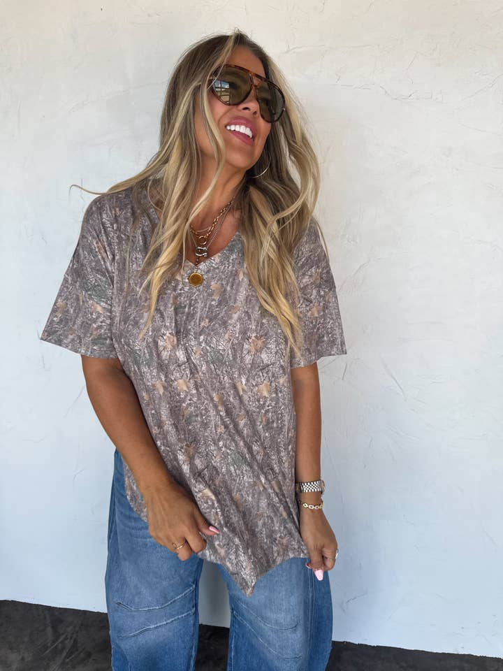 T-SHIRT BOYFRIEND EN COTON LAVÉ JOEY À COL EN V pour la vente par BLAKELEY