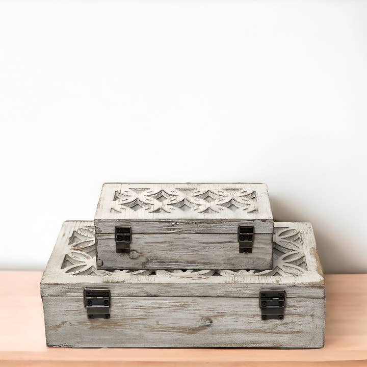 Sæt med to 8" hvide kasser i massivt træ for engroshandel hos HomeRoots