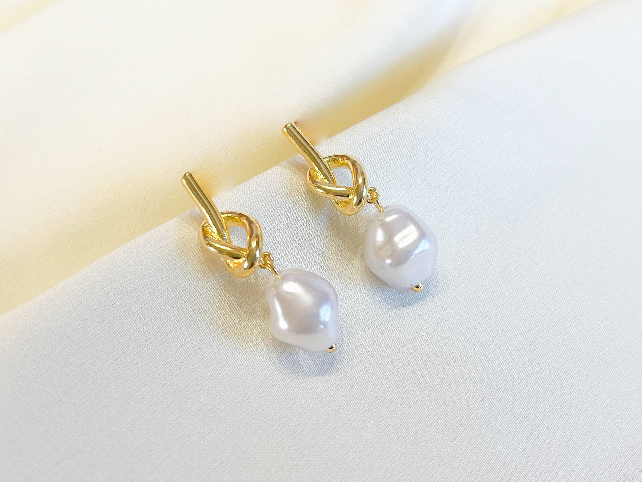 Melange Blanc – wholesale Dangle earrings – E161 love knot pearl dangle earring, knot earrings, dangle7