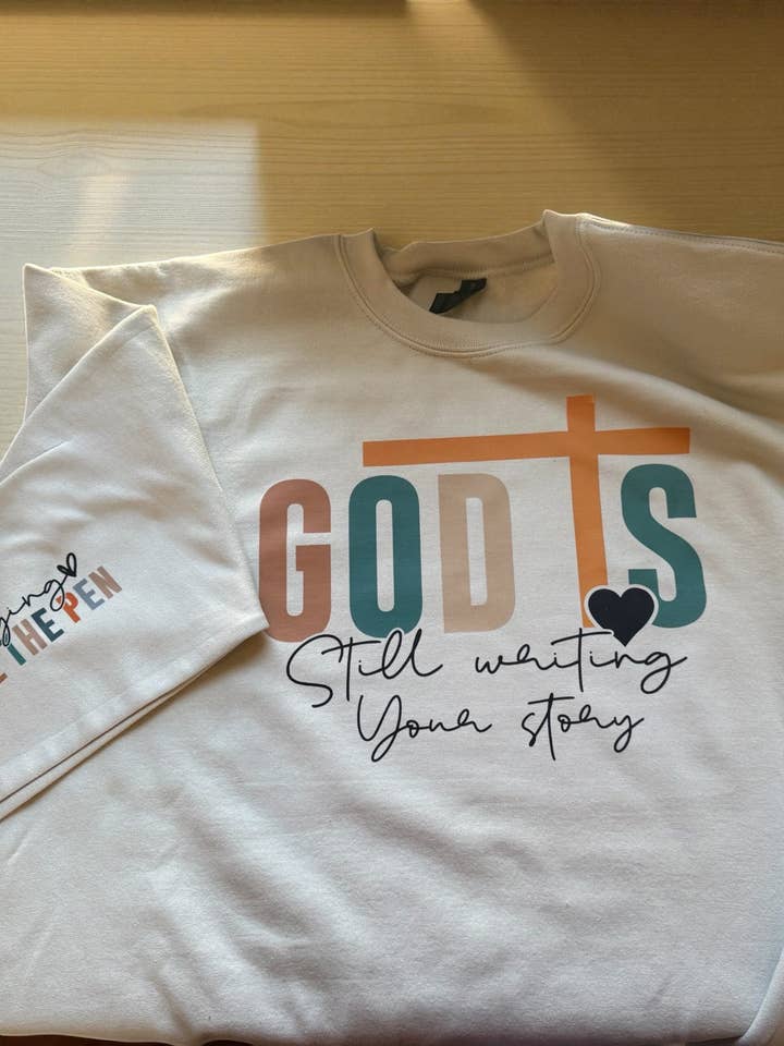 Dieu écrit encore votre histoire Crewneck pour la vente par Poppy & Aster