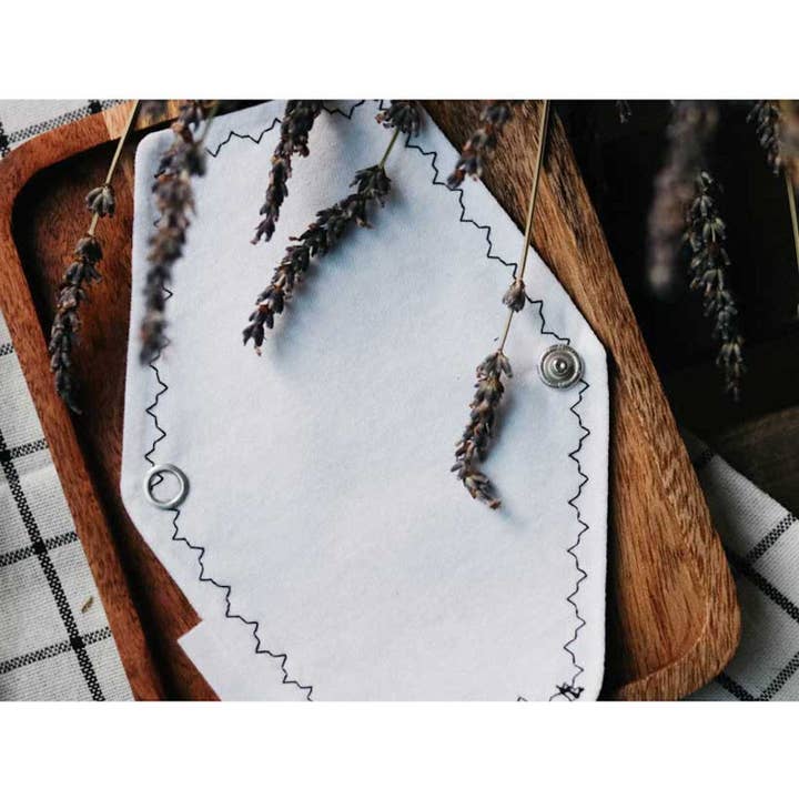 Genanvendelig menstruationspude Mind The Trash - Lys - Sort for engroshandel hos Mind the trash