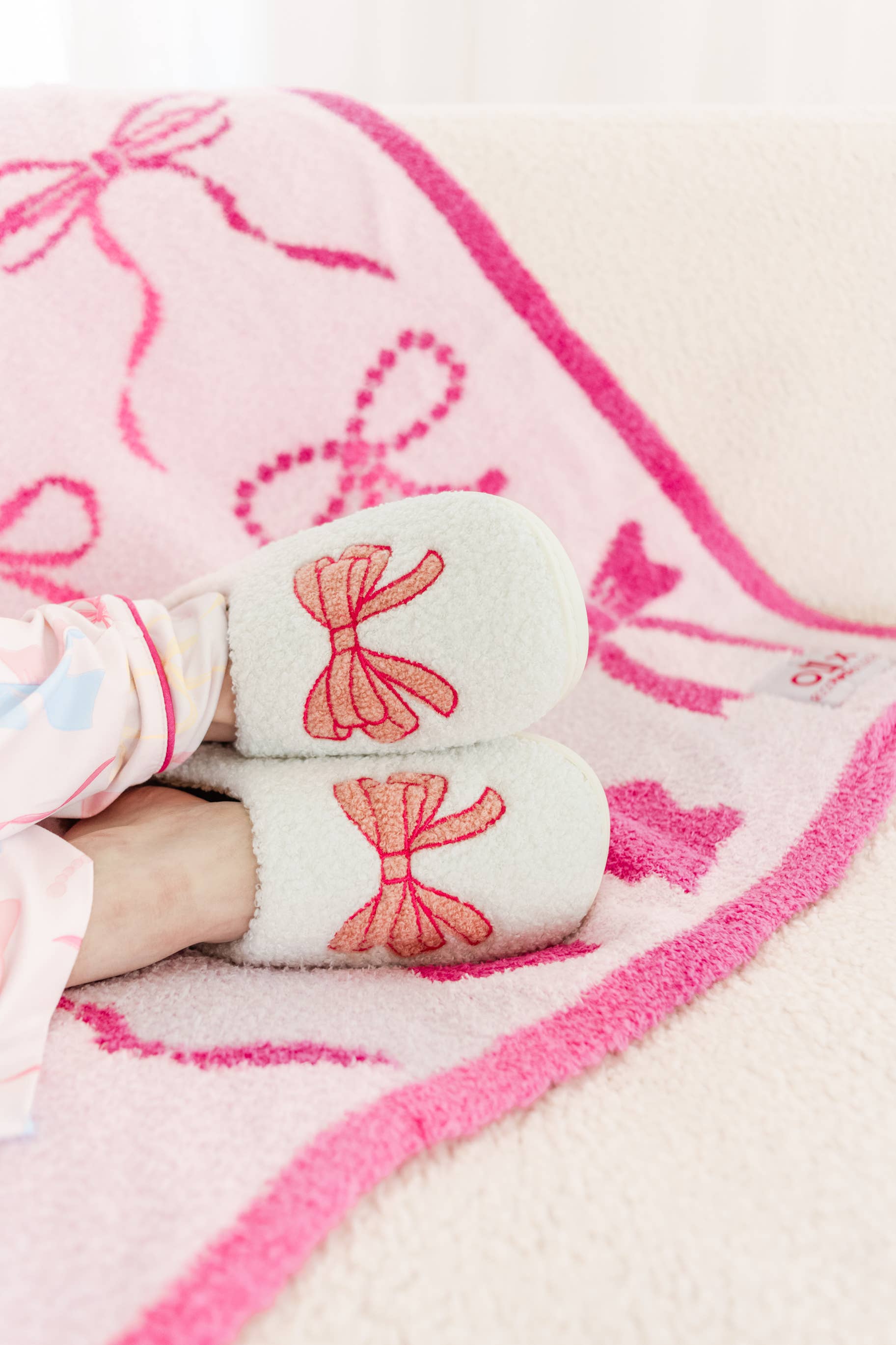 Rock Paper Scissors – Engroshandel Slippers - Dame – Fuzzy plyssede hjemmesko med lyserød sløjfe5