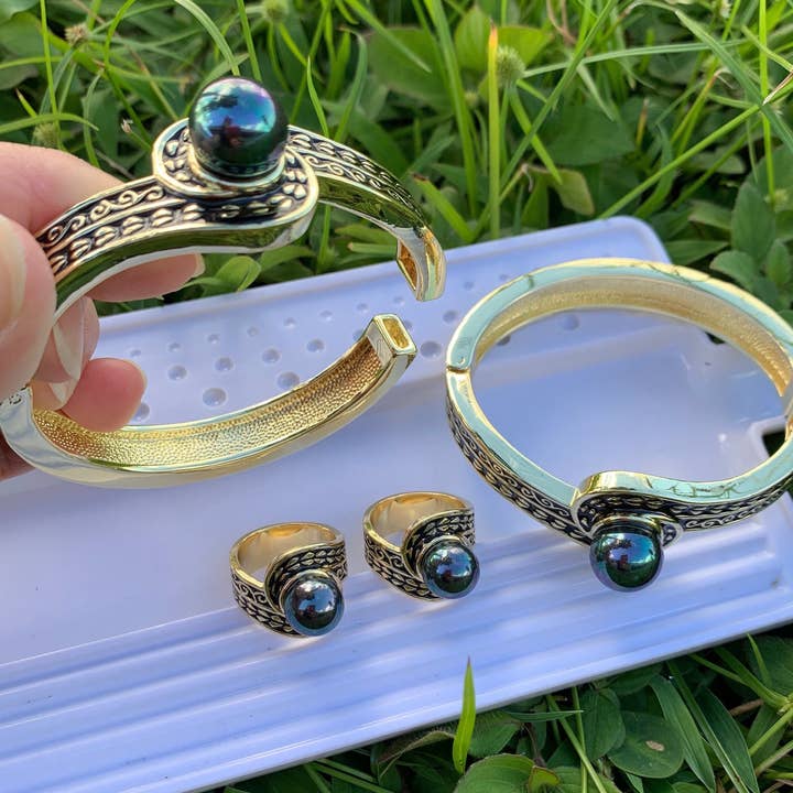 Anela's Jewelry - Vendita all'ingrosso Bracciale a polsino - Bracciale in oro Hamilton Swirling tribale polinesiano con perla conchiglia pavone