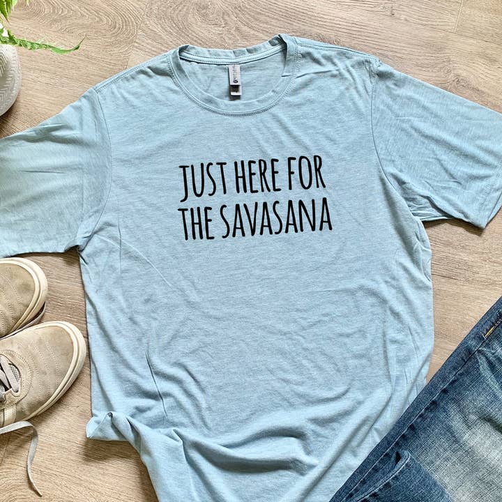 Alleen hier voor Savasana - Grappige T-shirts voor heren - Yoga voor wholesale door Moonlight Makers