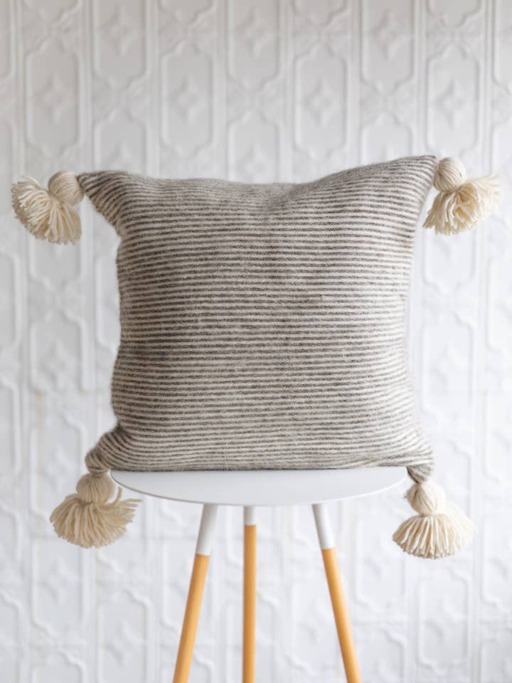 Coussin en laine marocaine à pompons de 20" - Rayure marron pour la vente par Ouive