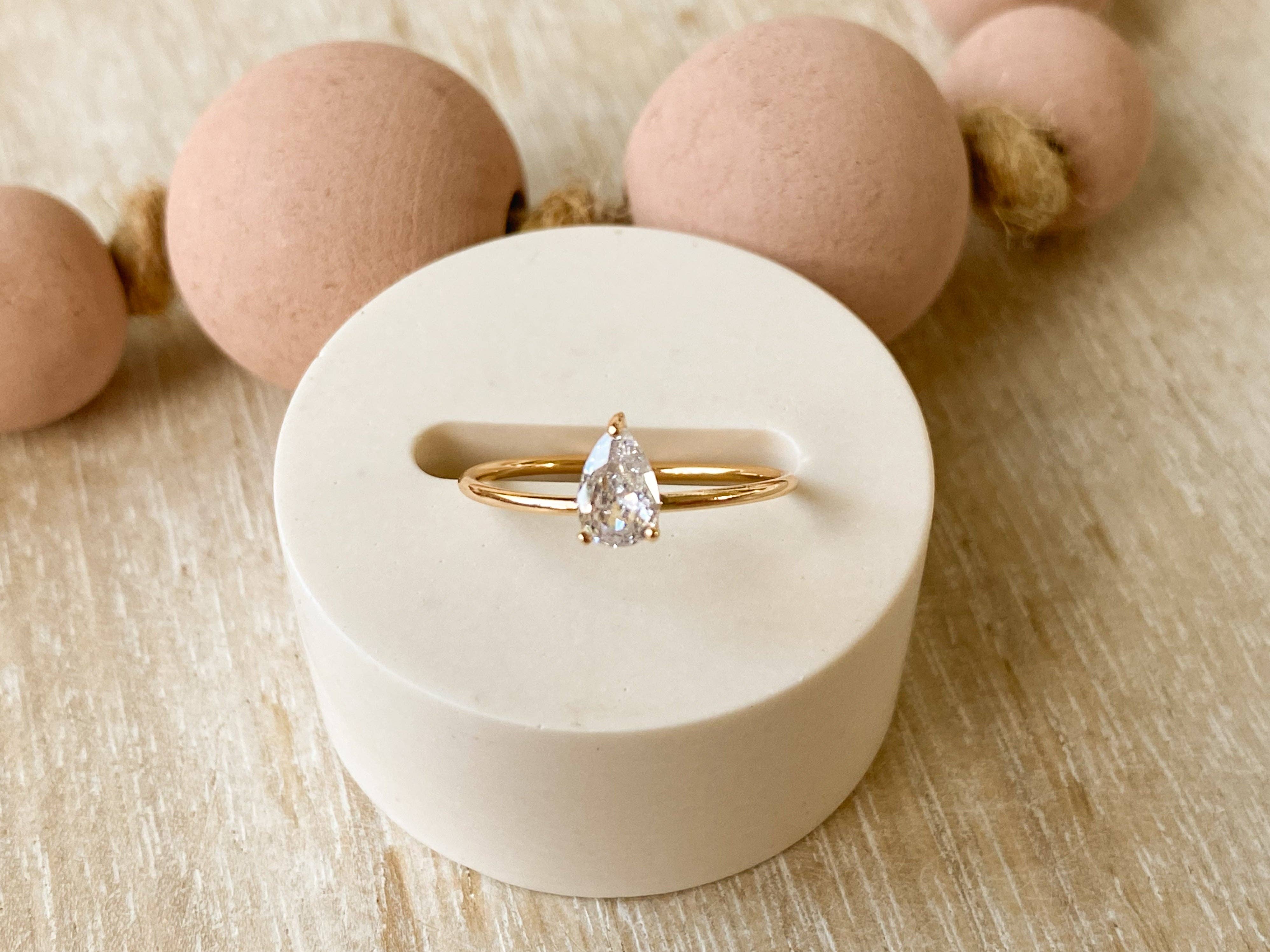 Agaveh girl – wholesale Single stone/solitaire ring – Pear Solitaire