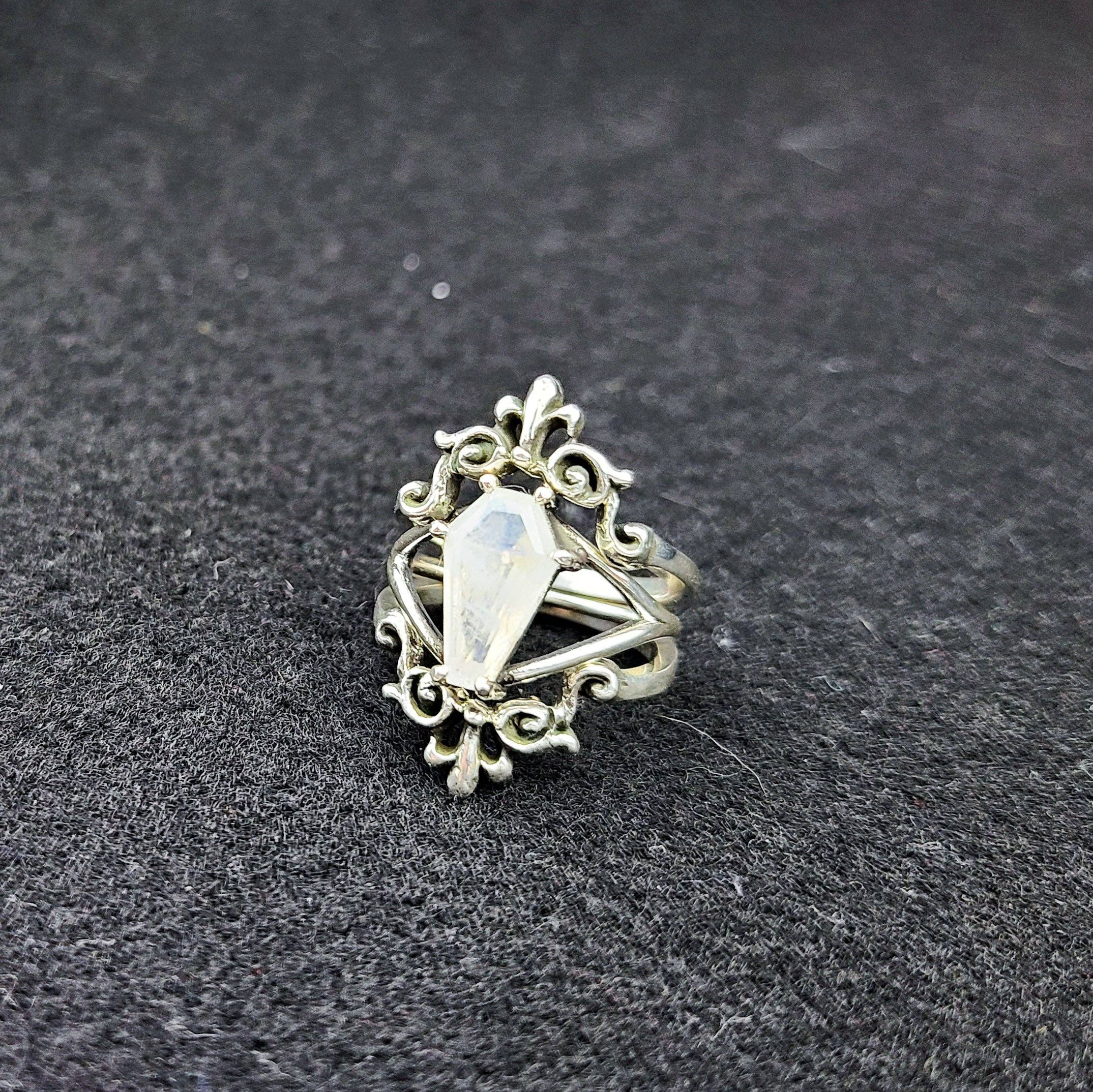 Inchoo bijoux inc – wholesale Cocktail/Statement Ring – Regnbågsmånsten Kistformad Ring med Barock Spets Stapelringskombination4