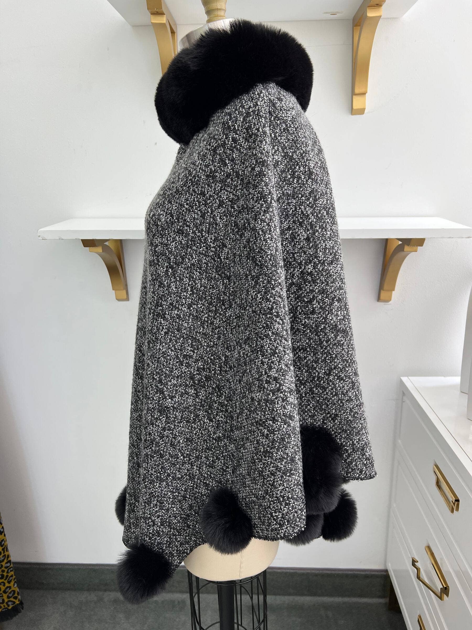 SAACHI - Wholesale Poncho - Dames - Posey Fur Pomponponcho19