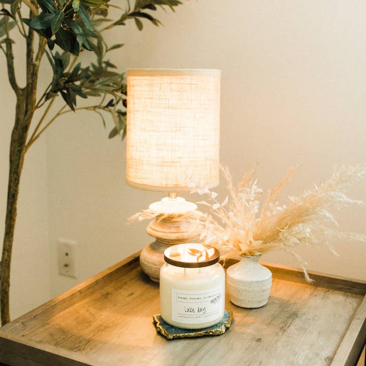 Lake Day Sojakerze für den Großhandel von Palms, Psalms, & Prosecco