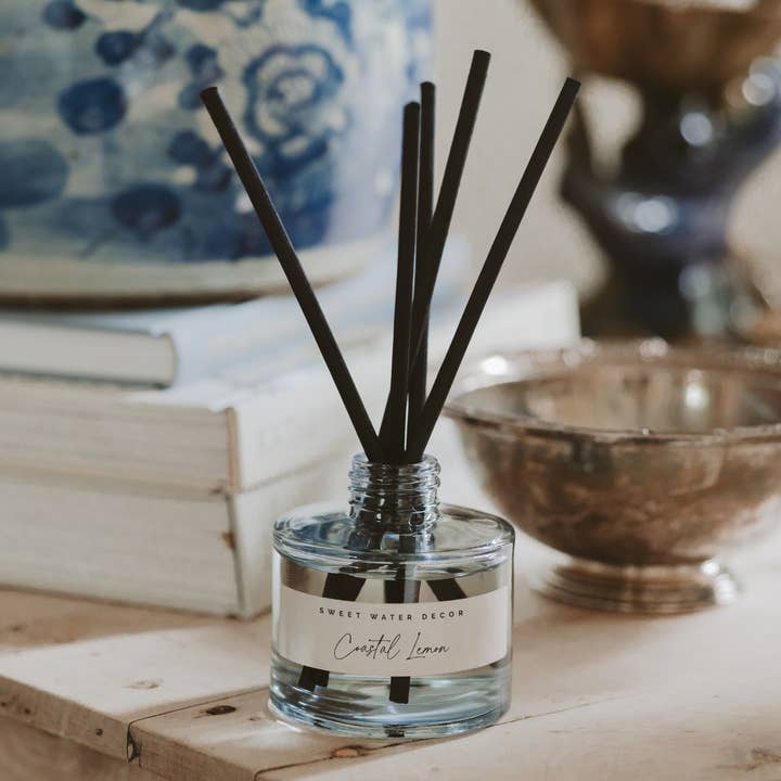 *NY* Coastal Lemon Reed Diffuser - Gåvor & Heminredning för wholesale av Sweet Water Decor