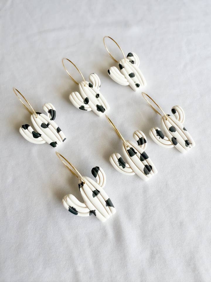 Kohudsmønster kaktus øreringe i polymerler for engroshandel hos Carolina Miller