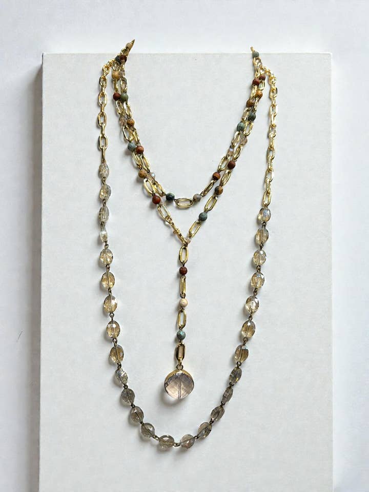 Conjunto de três colares individuais em camadas em jaspe e elos dourados por atacado de Ava Capri