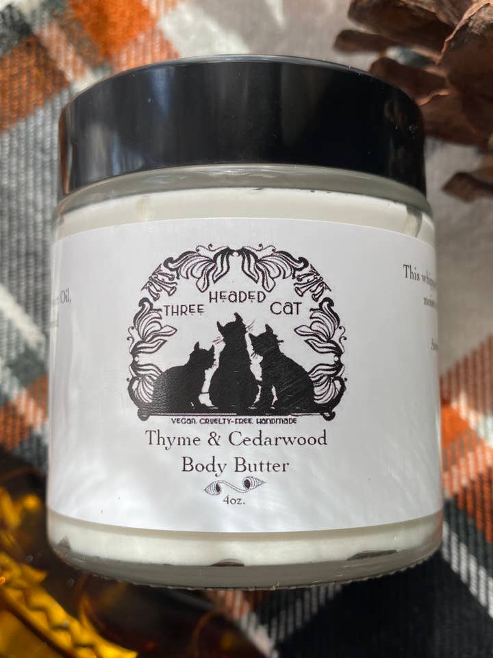 Beurre corporel au thym et au bois de cèdre pour la vente par Three Headed Cat