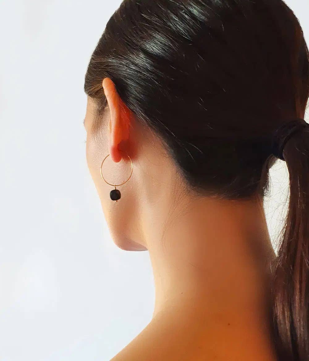 Caprice Paris - Vendita all'ingrosso Orecchini a cerchio - Eleganti orecchini a cerchio Ida Noires con ciondolo in pietra | Prodotto in Francia2