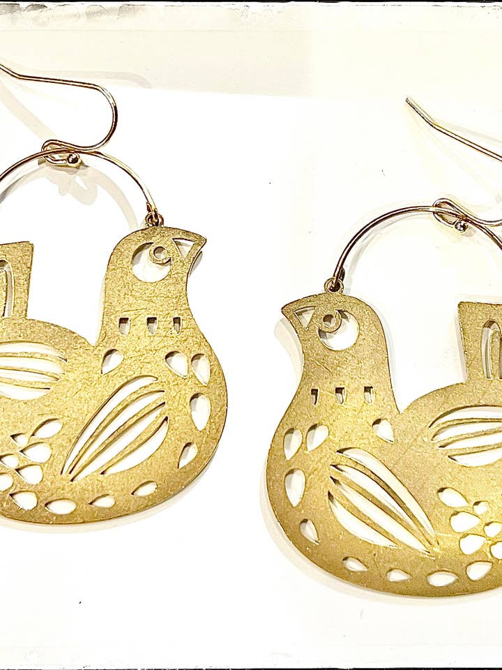 Orecchini pendenti in ottone con motivo a forma di gallina intagliato in oro per la vendita all'ingrosso da parte di GentrybyJenna