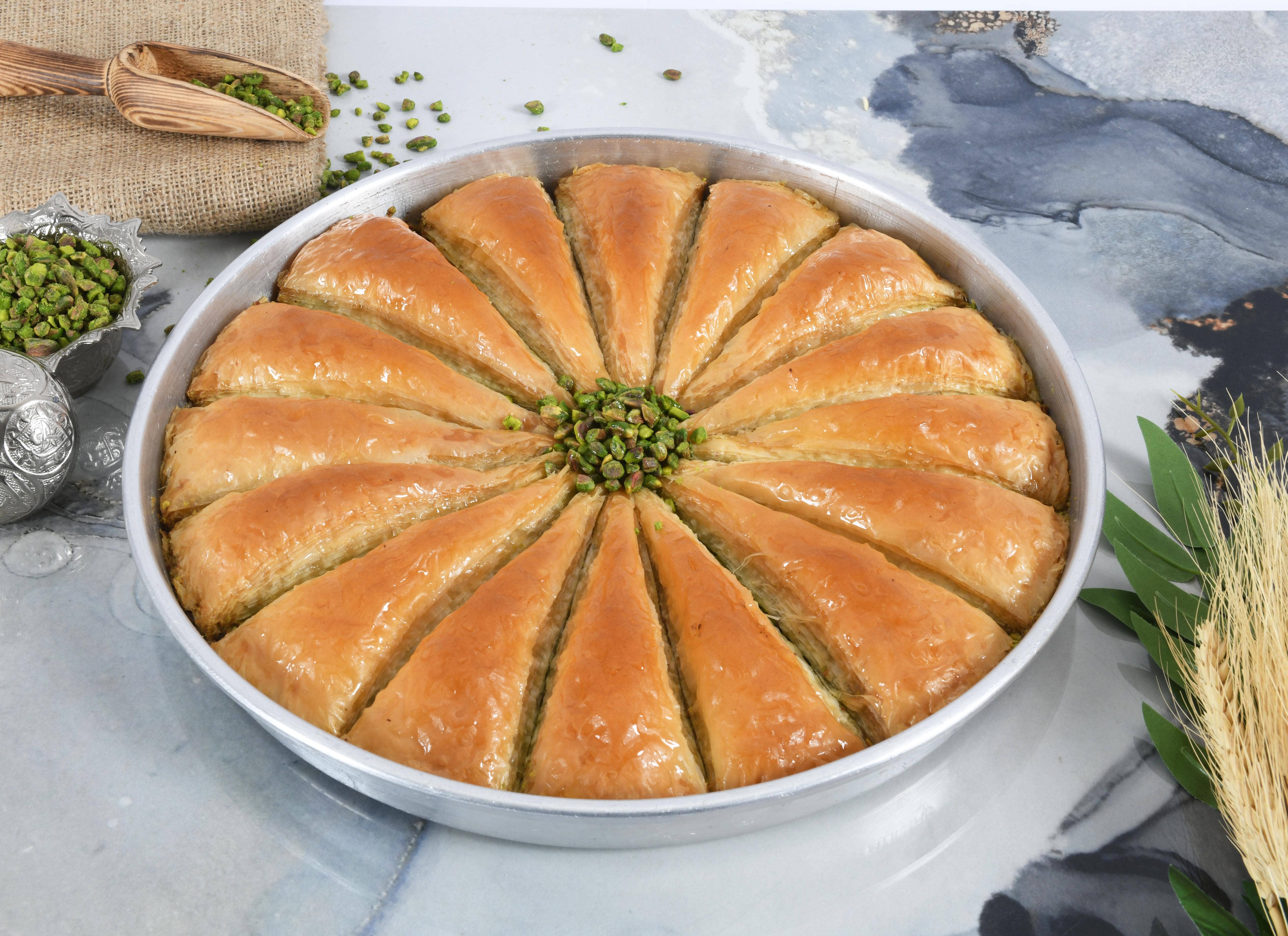 Aladdin - Wholesale Cookie - Asi Kunefeleri Carrot Slice Baklava Pistachio Tray Turkish3