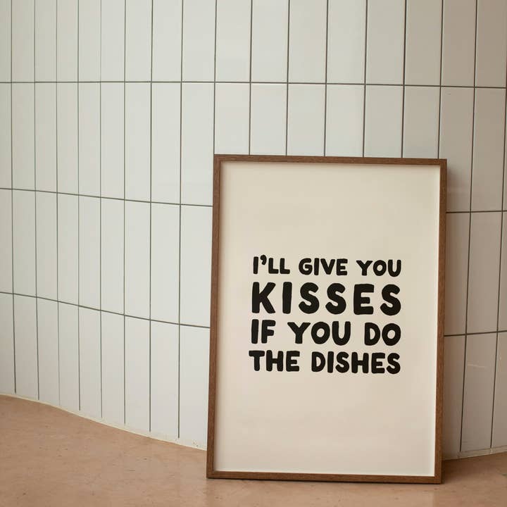Jeg Vil Give Dig Kys Hvis Du Tager Opvasken | Sort og Creme | Kunsttryk for engroshandel hos Wisdom and Wonder Designs