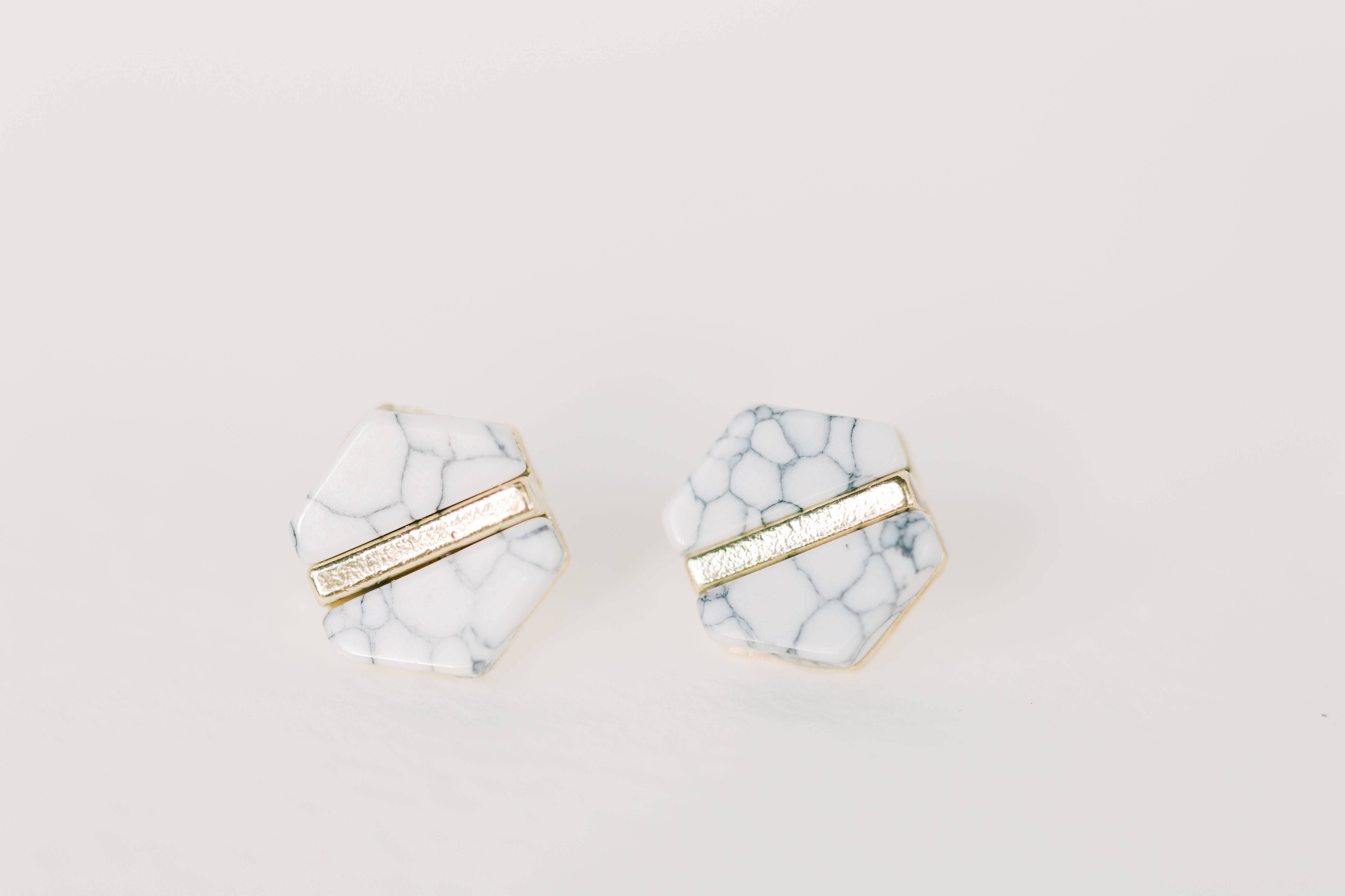 St Armands Designs of Sarasota - Vendita all'ingrosso Orecchini a bottone - Orecchini a bottone esagonali in marmo bianco2