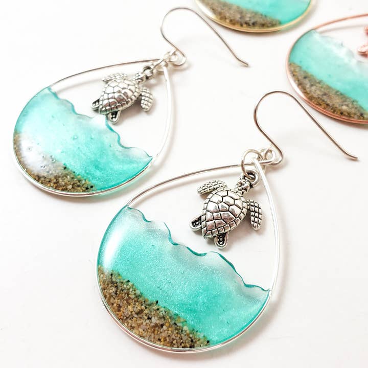 Skinny Pig Designs – Engroshandel Hængeøreringe og creoløreringe – Havgrønt vand og sand skildpadde øreringe i sterling sølv7