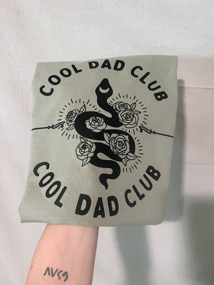 Chemise de club Cool Dads, cadeau pour la fête des pères pour enfants, chemise pour papa amusante, cadeau pour nouveau papa, t-shirts graphiques pour hommes, cadeau de fête des pères, chemise tendance pour homme pour la vente par Little Mama Made It