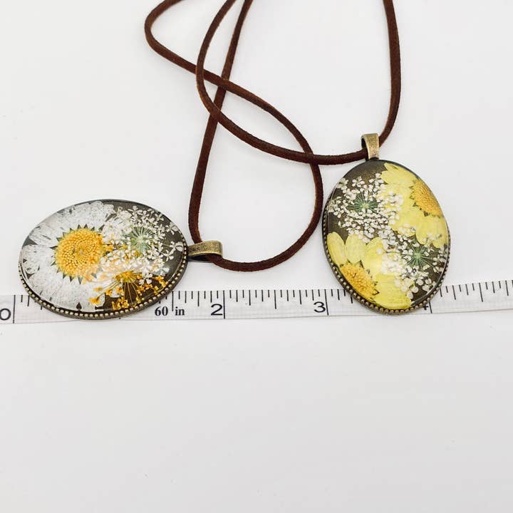 Mio Queena - Wholesale Pendant/charm necklace - Vintage Genuine Dried Flower Floral Oval Charm Necklace -PDF5
