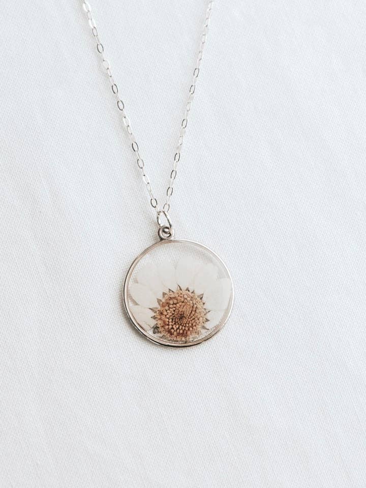 Collier botanique Daisy pour la vente par Ephemera