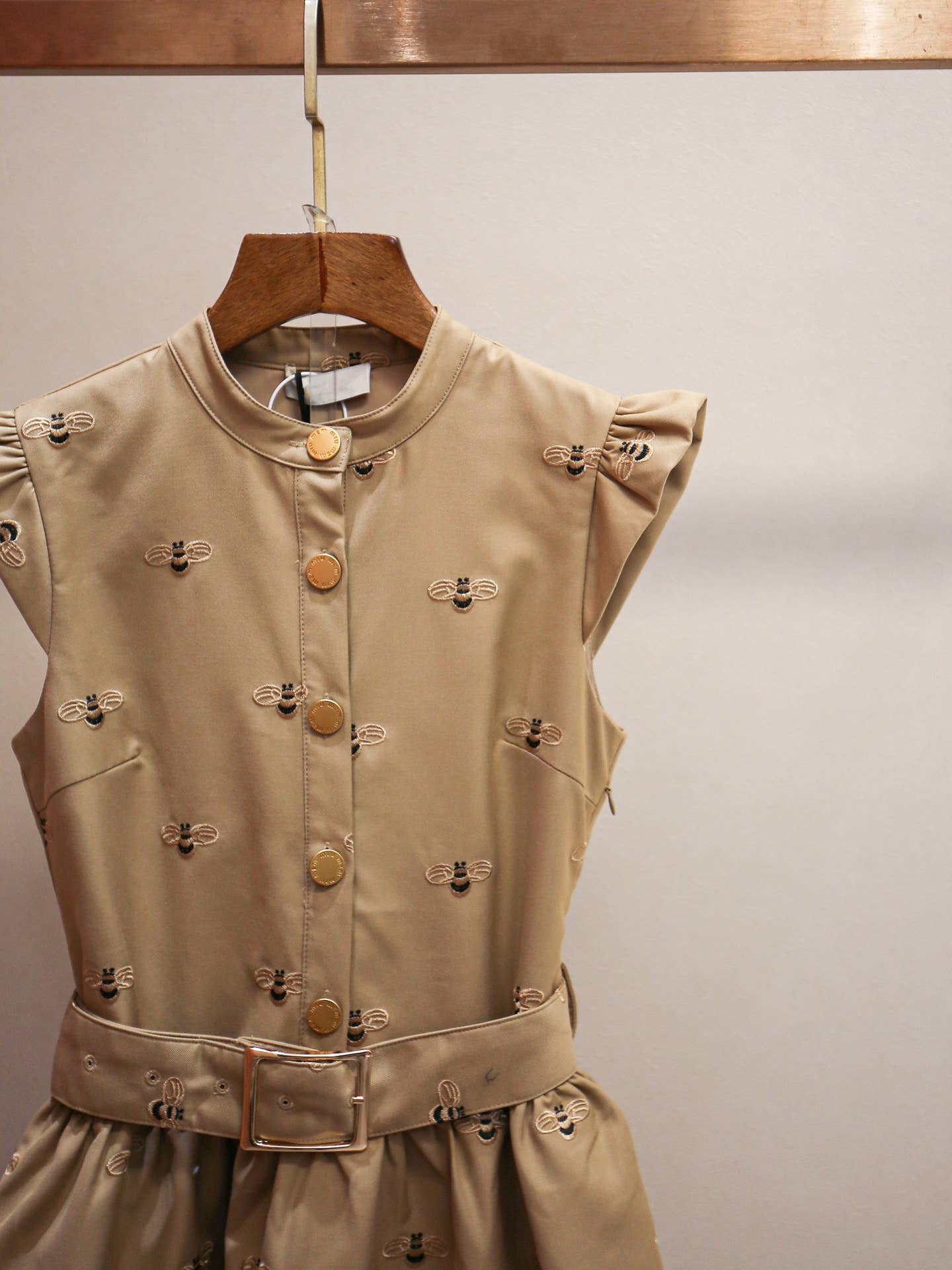 Khaki DR553Y Elegantes Sommerkleid mit Bienenstickerei und Flügelärmeln für den Großhandel auf Faire3