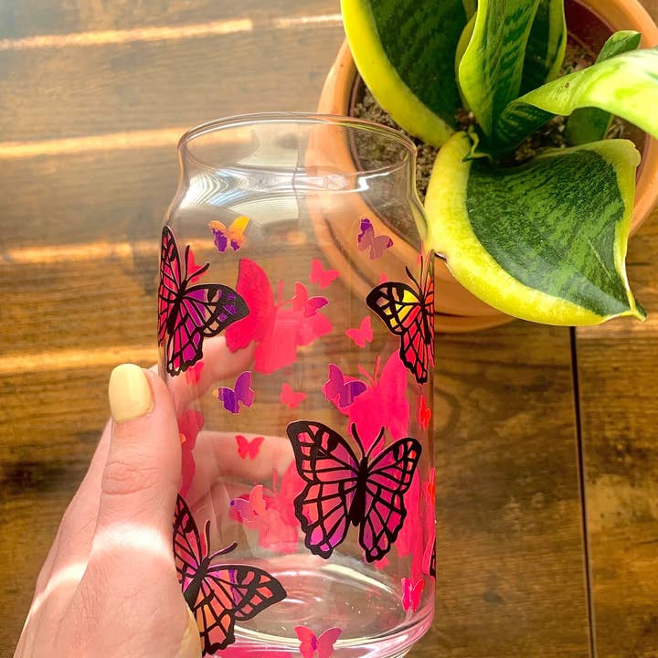 MarieDesignCo - Venta al por mayor Vaso/copa - Vaso de vidrio holográfico mariposa rosa, pinta de 16 oz, lata de vidrio3