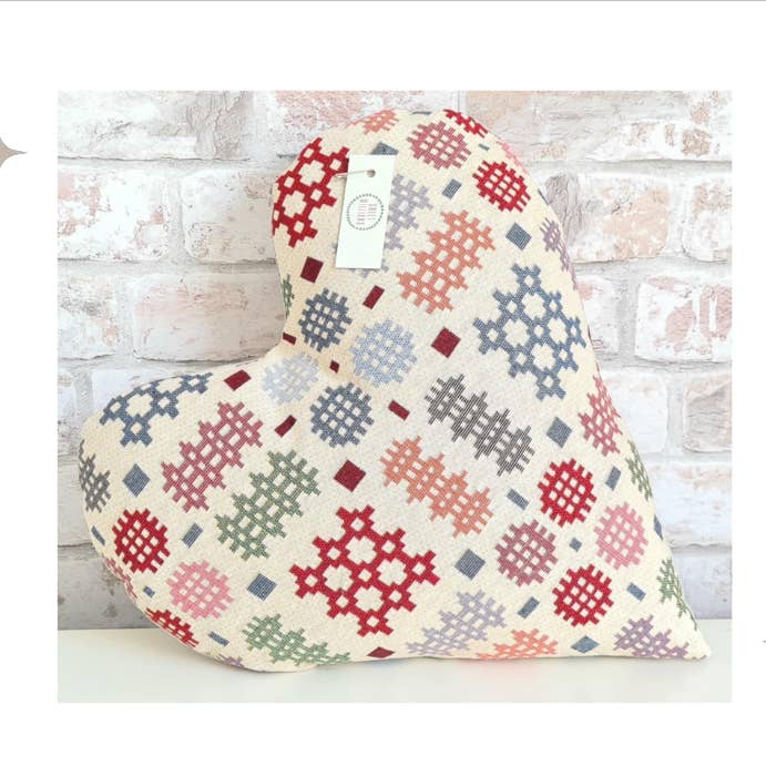 Hjerteformet walisisk gobelinpude for engroshandel hos Sweet Williams