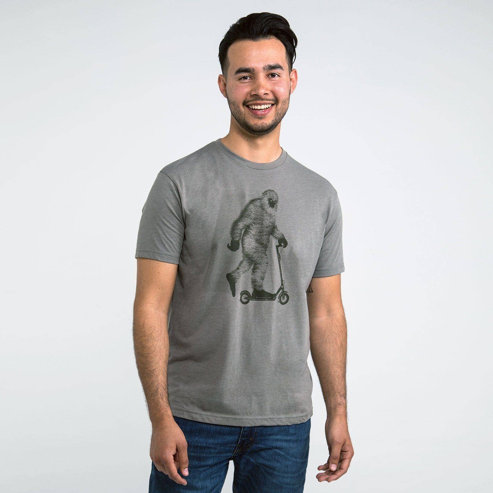 STORY SPARK - Vente T-shirt sérigraphié – unisexe - VOYEZ GRAND - T-shirt graphique Sasquatch à trottinette2