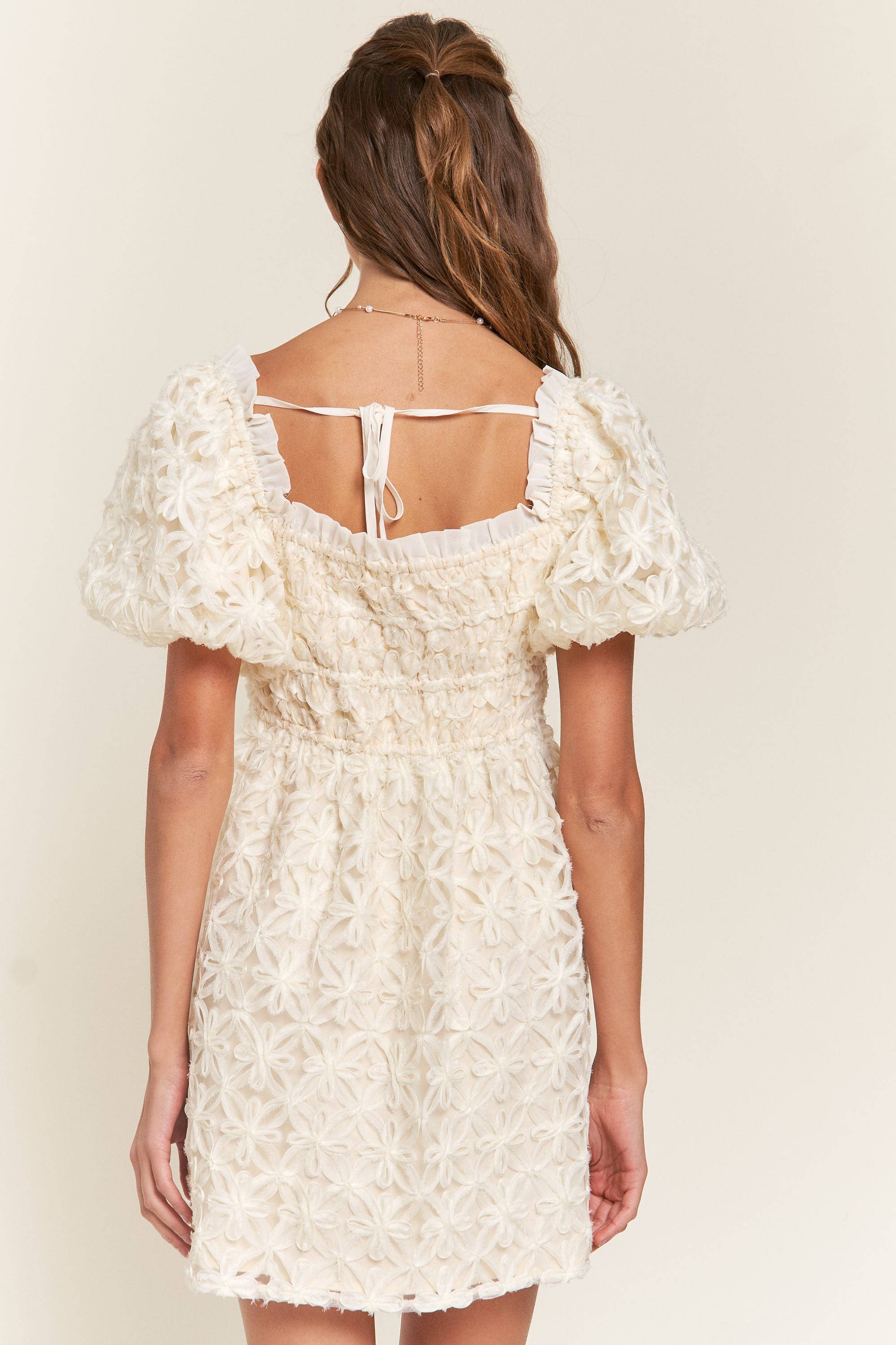 Marfim Mini Vestido Floral Marfim para venda a revendedores na Faire4