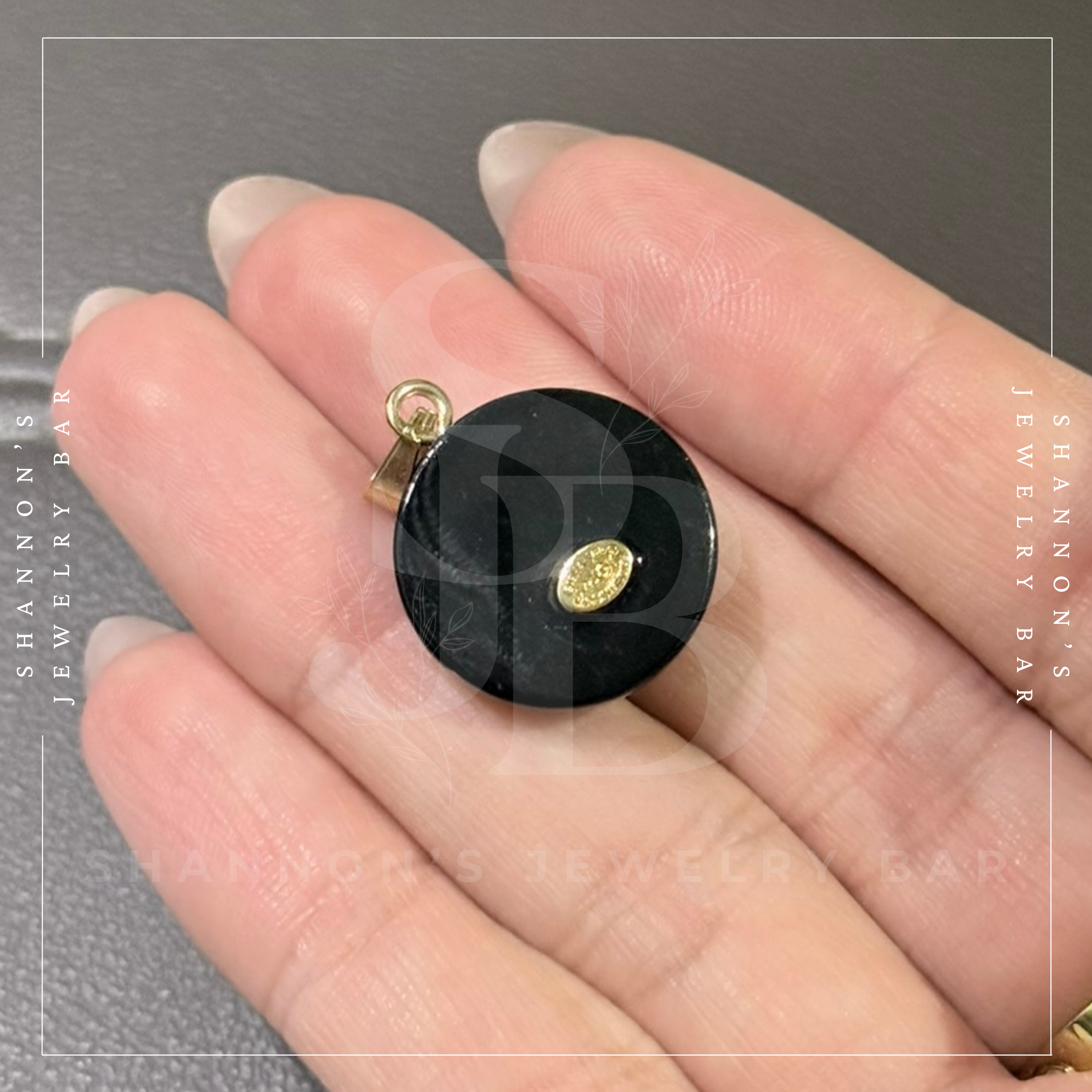 Shannon's Jewelry Bar – Engroshandel Vedhæng/charm – CHANEL Charm Lynlås Træk Harpiks Sort Rund CC 18mm2