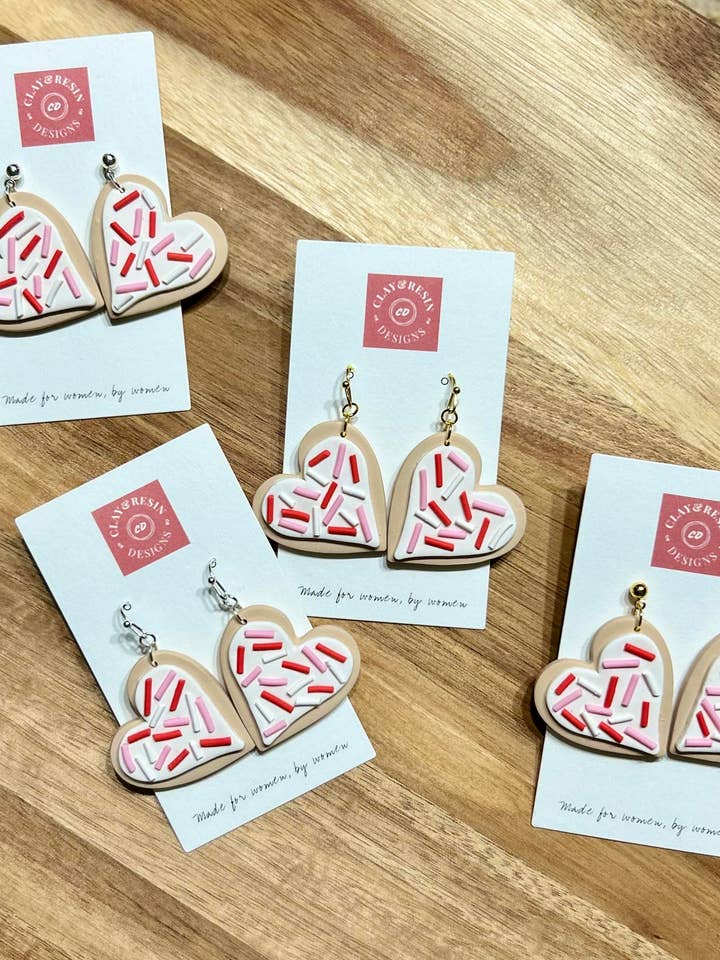 Boucles d'oreilles en argile pour la Saint-Valentin pour la vente par Clay&Resin Designs LLC