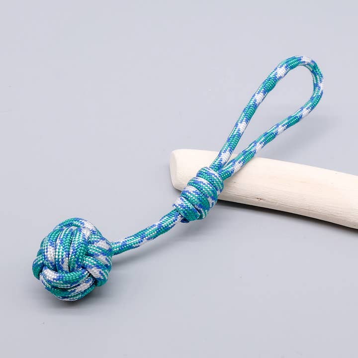 ”Monkey Fist” Paracord Nyckelring Flerfärgad Blå Grön för wholesale av La Fabrique du Noeud