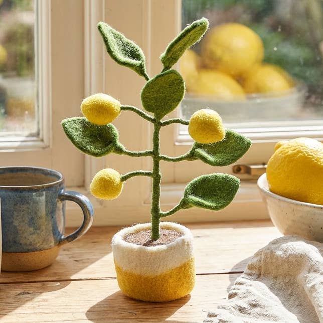 Arbre à citrons en feutre fait main debout pour la vente par Felt So Good