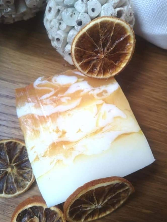 Pain de savon artisanal à l'huile essentielle d'orange douce et au beurre de karité pour la vente par White light at home