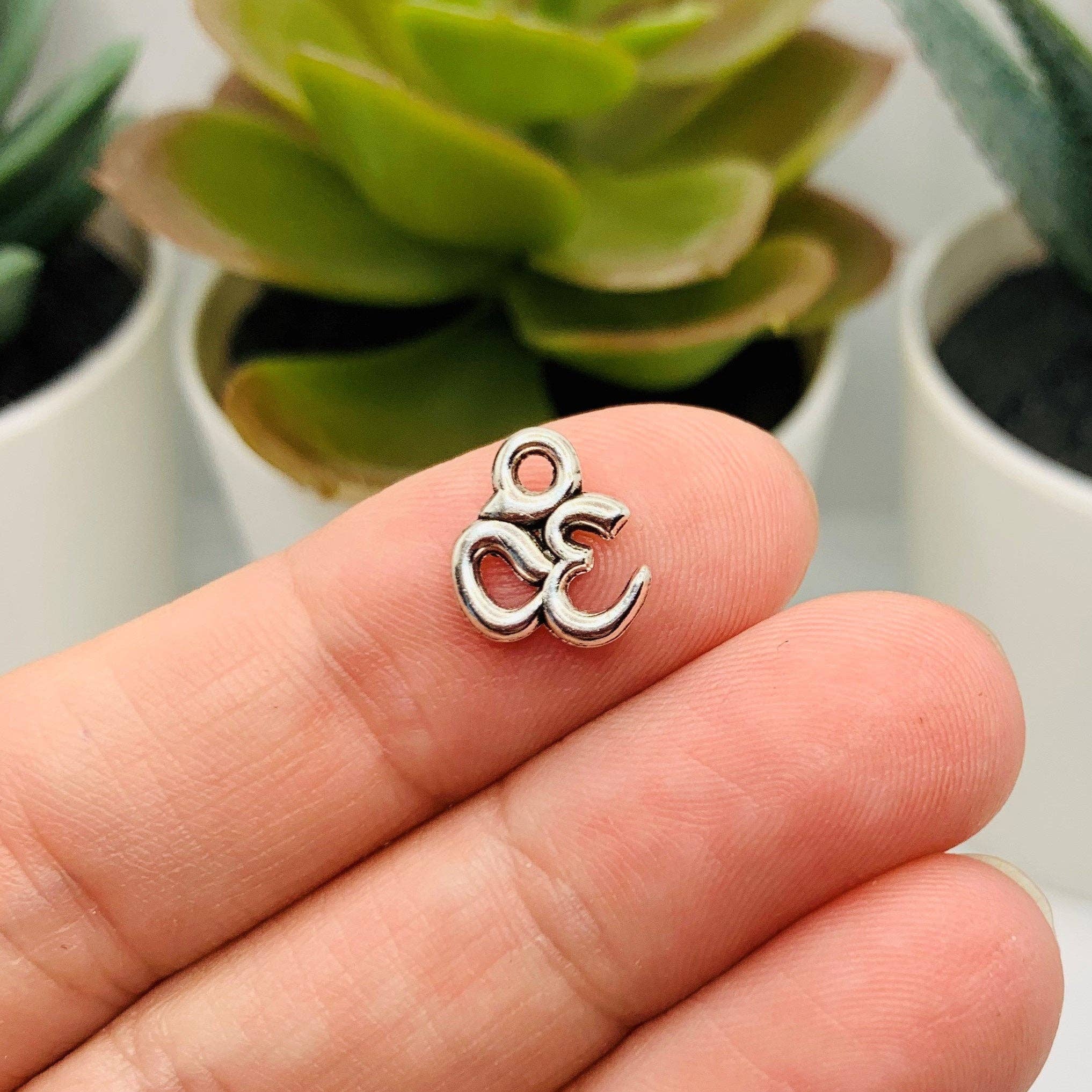 Guerrilla Charm - Wholesale Individual Charm/Pendant - Silver Om/Ohm Symbol Charms, 16x11mm2