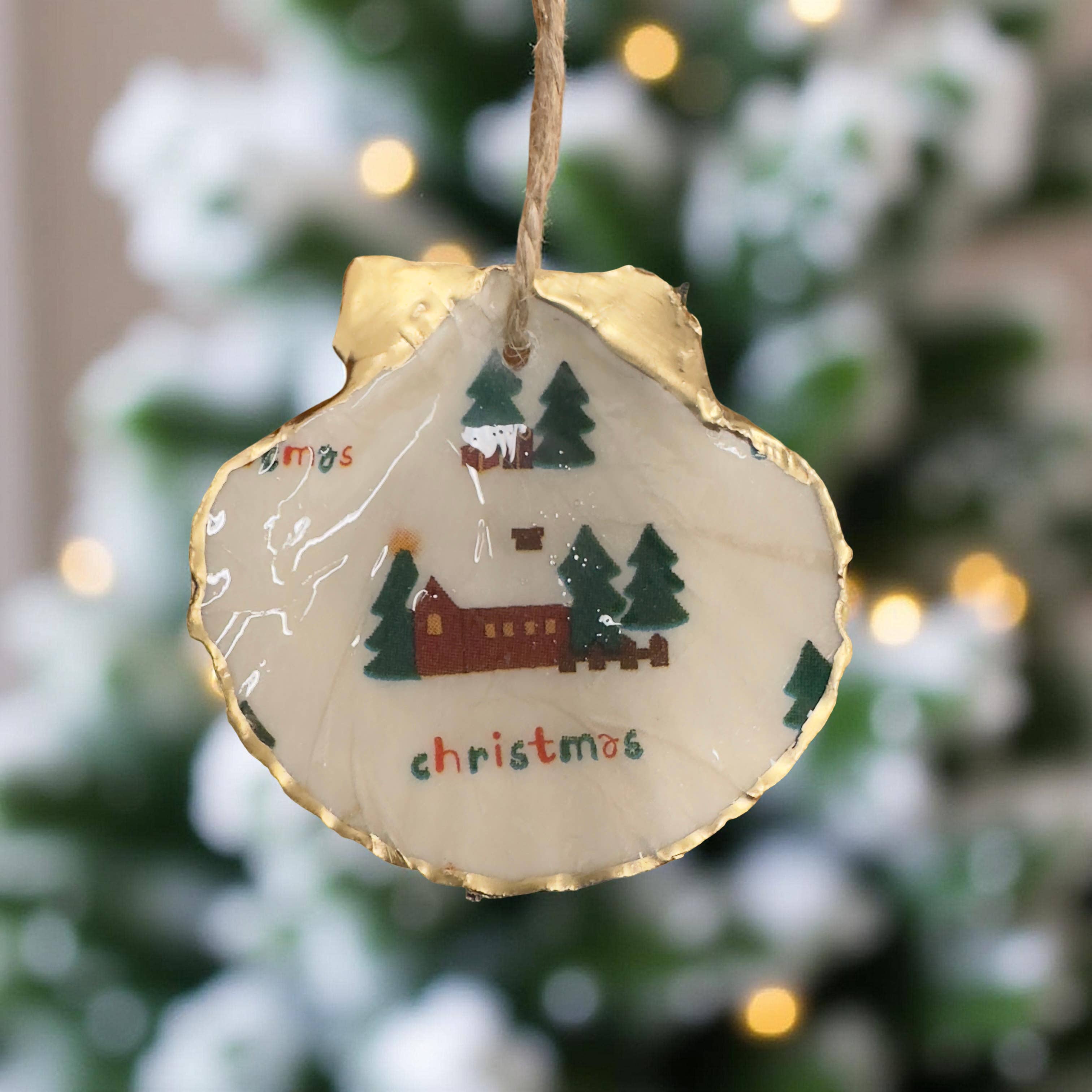 Shell Yeah By Jaks LLC - Venta al por mayor Adornos - Adorno de Concha de Vieira para Cabaña Acogedora – Borde Dorado