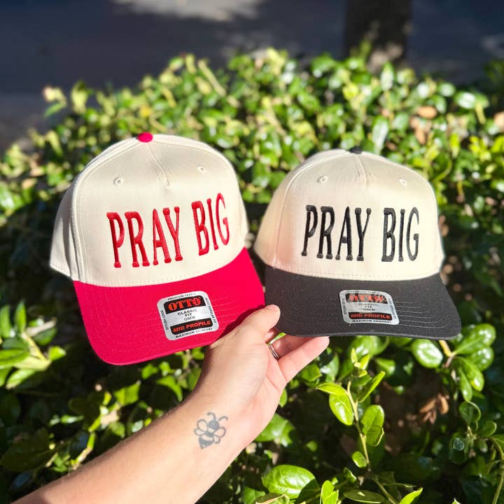 Chapeau brodé "Pray Big" pour la vente par Southern N Savvy