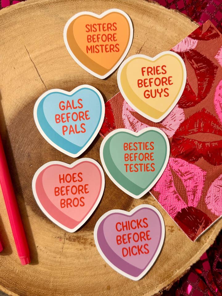 Pegatinas del Día de las Galentinas| Anti-San Valentín| Corazones de Conversación| Papas Fritas Antes que Chicos| Zorras antes que Hermanos| Amigas antes que Testículos| Chicas Antes que Amigos para venta al por mayor de The Haus of Holly