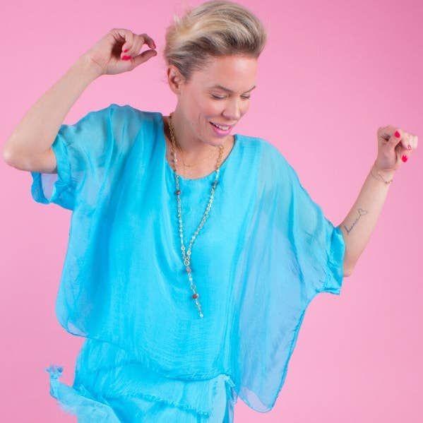 Robe longue à volants à encolure dégagée pour la vente par Gigi Moda